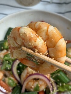 筷子夹起的美味鲜虾沙拉