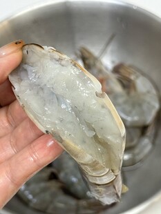 手捧鲜虾仁于盆中