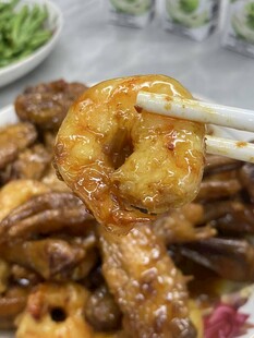 美味中式菜肴筷子夹大虾