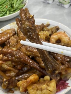 美味炸物拼盘筷子夹着吃