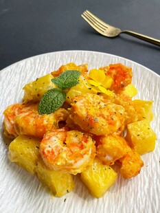 菠萝虾仁美食摆盘