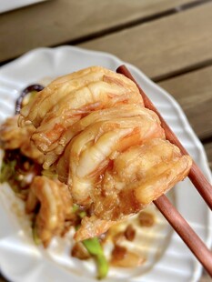 香酥炸物配筷摆于盘中