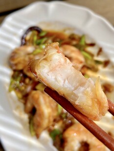 筷子夹起的美味香煎鱼片