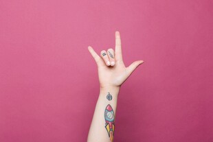 手比摇滚手势纹身显个性