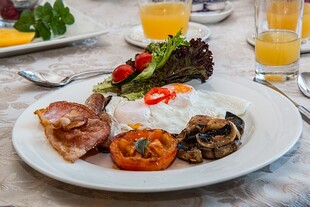 丰盛美味的西式早餐拼盘餐饮美食