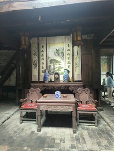 西河古古雅中式厅堂内的桌椅陈设