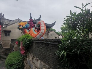 西河古镇古墙边的多彩充气装饰物