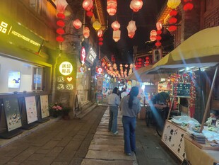 芜湖古城古街夜市灯笼下热闹景象