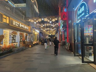 芜湖古城繁华商业街夜景
