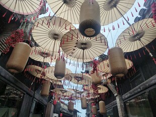 西河古镇古风街道悬挂的纸伞灯笼