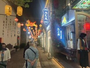 芜湖古城夜晚街头的热闹景象