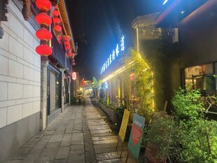 芜湖古城古街夜景灯笼点亮小巷