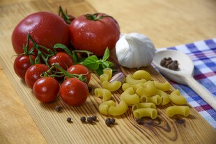 新鲜食材摆放在木桌上