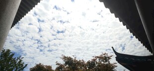 屋檐下望天空