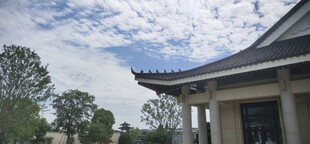 中式古韵建筑 蓝天白云相伴
