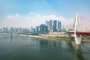 城市江畔桥梁与高楼景观