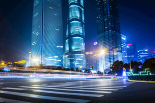 城市夜景下的高楼与车流