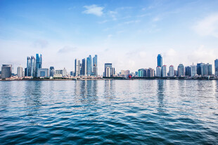 海滨城市天际线美丽景观