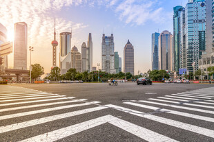 城市街道的壮丽高楼景观