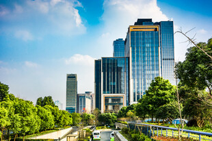 城市河畔的现代化高楼景观