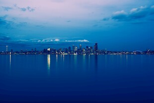 城市夜景下的静谧湖面