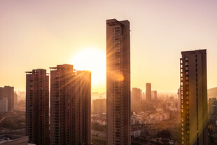 夕阳下的城市高楼景观