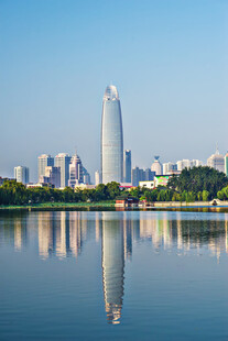 湖畔都市天际线倒影美景