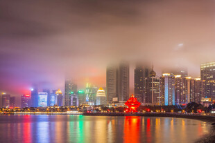 城市夜景湖畔绚丽灯光秀