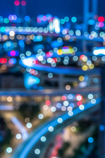 城市夜景中的车流灯光