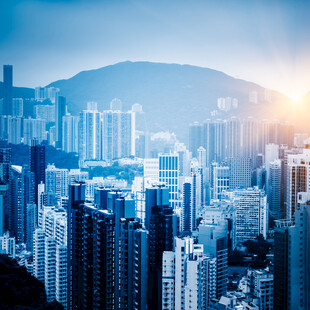都市高楼与远山