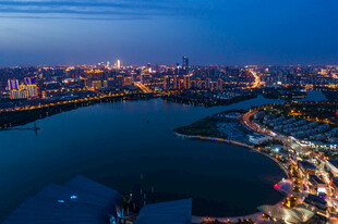 城市湖畔璀璨夜景