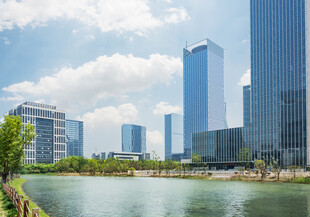 城市湖畔的现代高楼景观