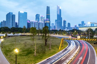 城市夜景中的公路车流景观