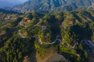 山间蜿蜒公路