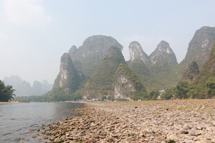 漓江畔的秀丽山水风光