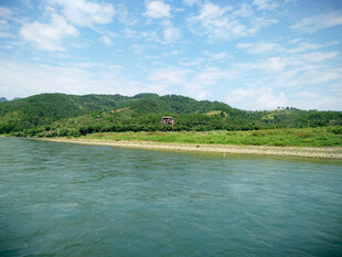 河畔青山绿水美景
