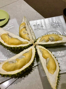 切开的美味榴莲果肉