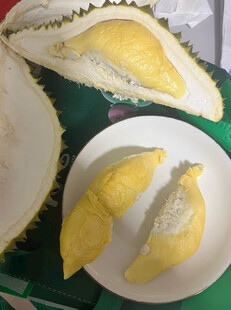 新鲜剥开的美味榴莲果肉