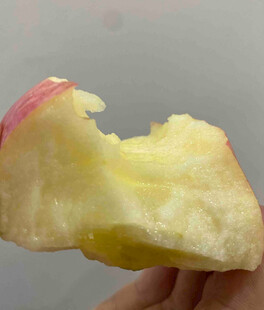 咬过一口的新鲜红苹果