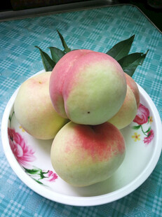 盘中鲜嫩桃子