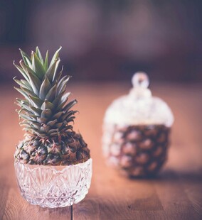 玻璃杯中迷你菠萝与摆件