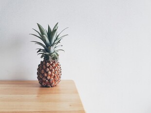木桌上的新鲜菠萝
