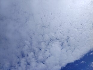 高空视角下的蓬松云朵