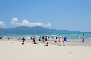 热闹的海滨沙滩游玩场景