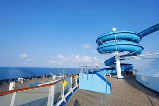 海上游轮的蓝色水上滑梯
