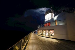 夜晚游轮甲板夜景
