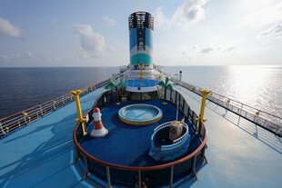 航行在海上的轮船甲板