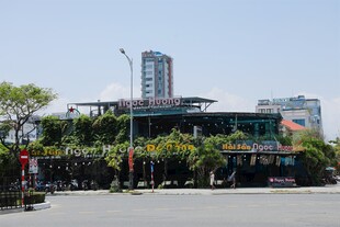 城市街边的现代建筑景观