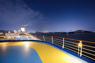 夜晚甲板上的海景风光