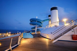 游轮甲板夜景迷人风光